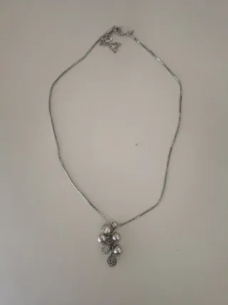 Collar con colgante de flores y cristales