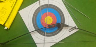 Arco, flechas y diana de tiro