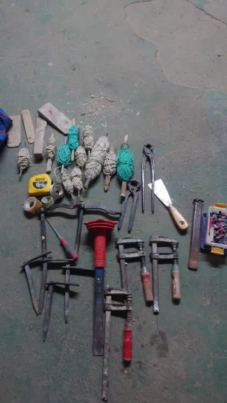 Herramientas de albañilería variadas