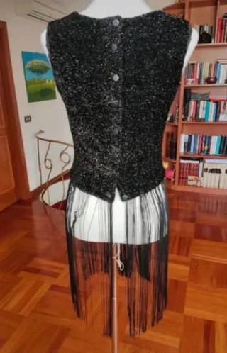 Top donna nero brillantinato con frangia