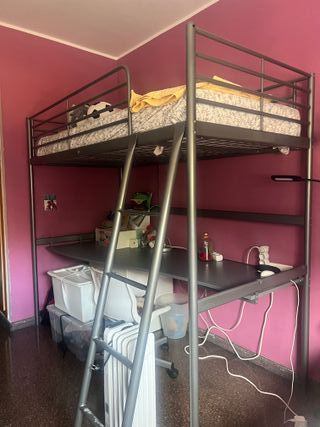 Litera con escritorio metálico gris