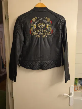 Chaqueta tipo chupa Negra Bordada