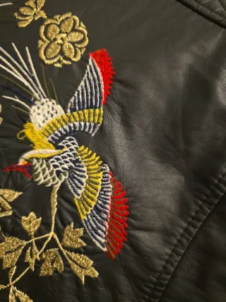 Chaqueta tipo chupa Negra Bordada