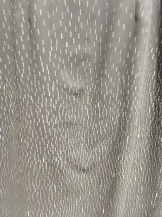 Vestido de fiesta gris con pedrería