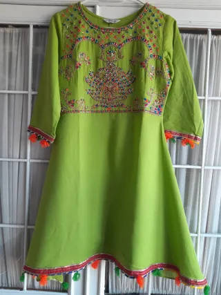 Vestido chinyerverde bordado