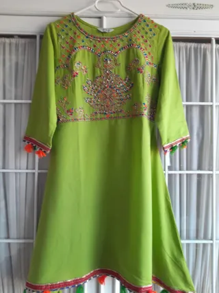 Vestido chinyerverde bordado