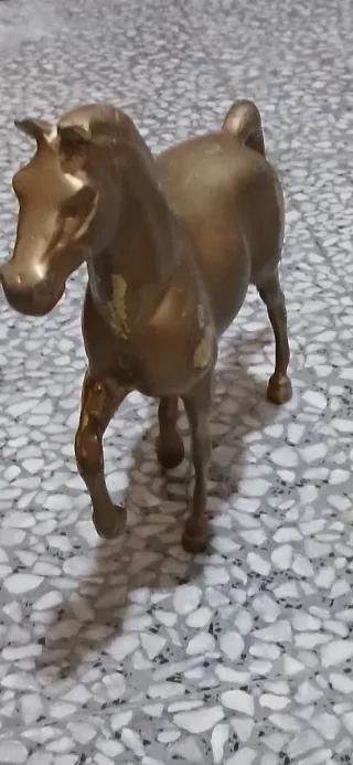 Escultura de caballo de bronce
