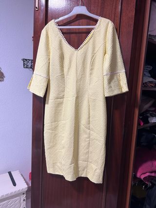 Vestido amarillo pastel escote pico