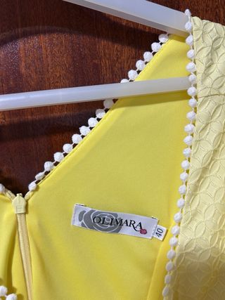 Vestido amarillo pastel escote pico