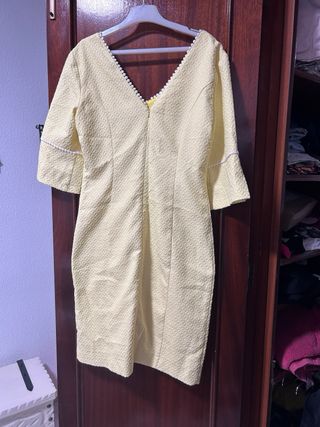 Vestido amarillo pastel escote pico