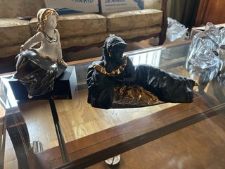 Figura decorativa de porcelana y metal