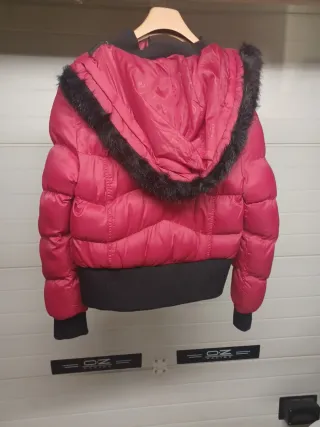 Cazadora acolchada mujer roja y negra