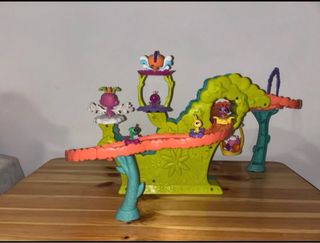 Circuito de muñecos con accesorios