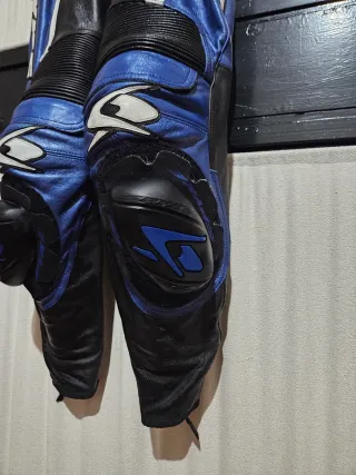 Mono Spyke 48d y Guantes Dainese L.