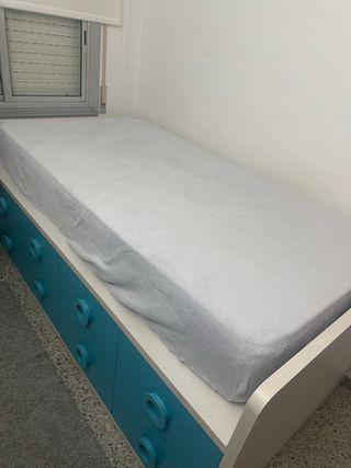 Cama individual beige de madera