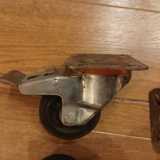 4 Ruedas Metálicas (2 con freno)