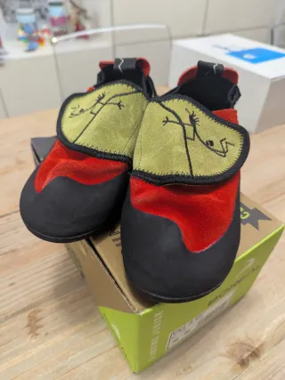 Zapatillas escalada.Pies de gato Niño Talla 35-36