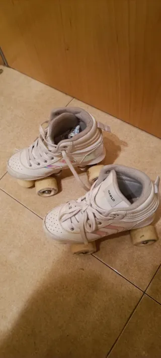 Patines de 4 ruedas blancos. Talla 35.