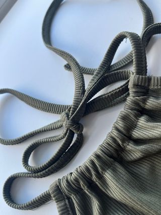 Top halter corto con nudo delantero