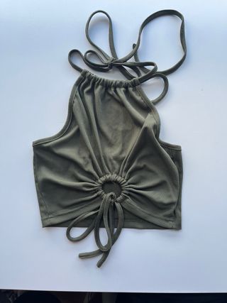 Top halter corto con nudo delantero