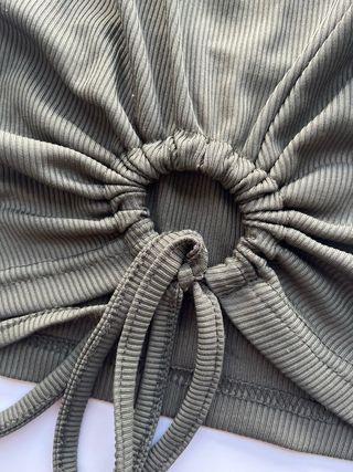 Top halter corto con nudo delantero