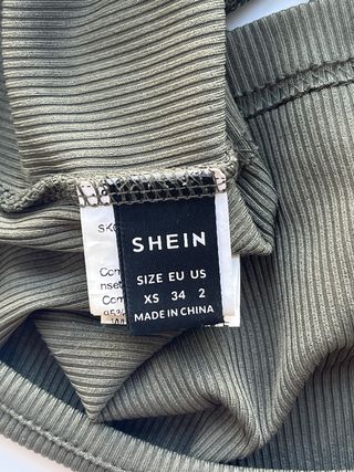 Top halter corto con nudo delantero