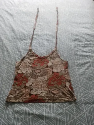 Camiseta tirantes flores marrón