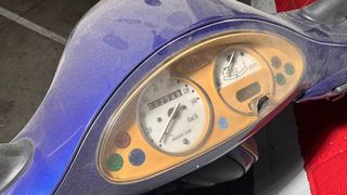 Vespa Azul con Baúl