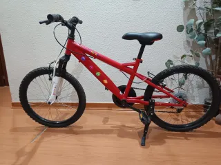 Bicicleta infantil roja