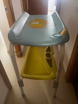 Vaschetta da bagno con fasciatoio per neonati