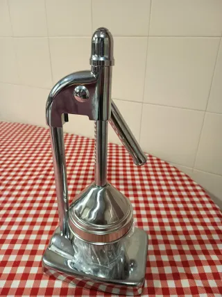 Exprimidor de cítricos cromado