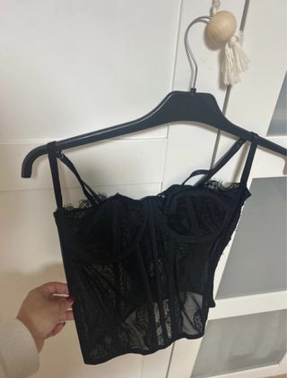 Corsé negro encaje.