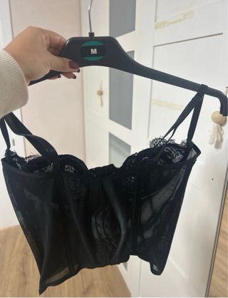 Corsé negro encaje.