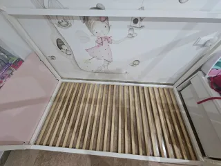 Cama infantil con diseño de cuento