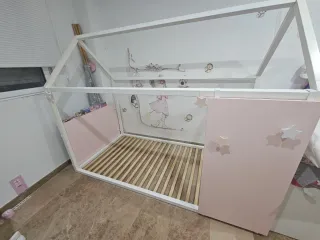 Cama infantil con diseño de cuento