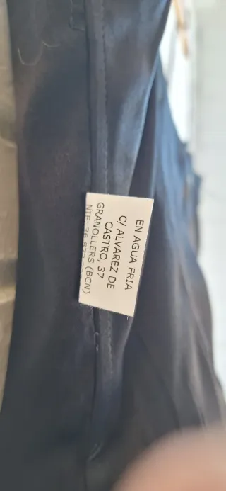 Vestido negro de fiesta con plumas