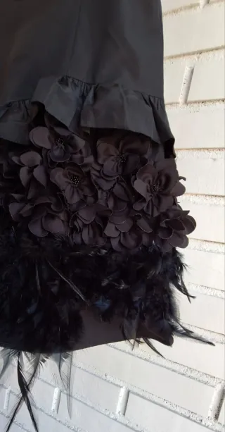 Vestido negro de fiesta con plumas