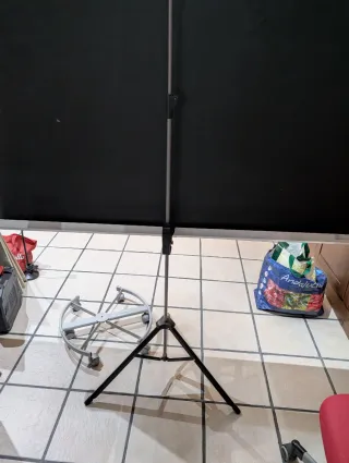 Pantalla Proyector con Trípode + mueble con ruedas