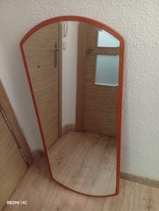 Specchio ovale con cornice in legno