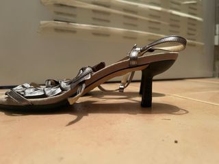 Sandalias de tacón plateadas con lazo