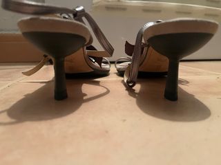 Sandalias de tacón plateadas con lazo