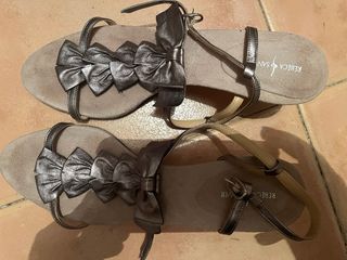 Sandalias de tacón plateadas con lazo