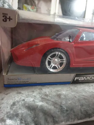 Coche de juguete Famous Car 1:10