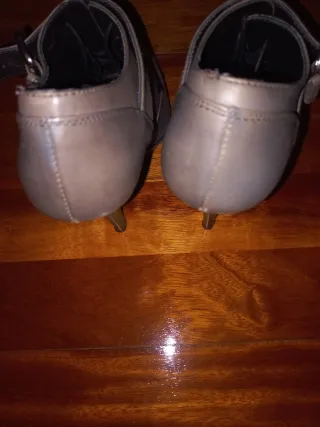 Botines grises con cordones