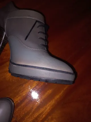 Botines grises con cordones