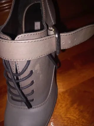 Botines grises con cordones