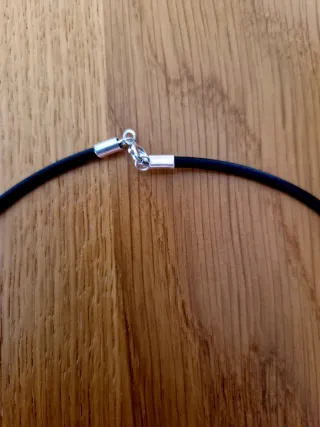 Colgante de plata con gargantilla.