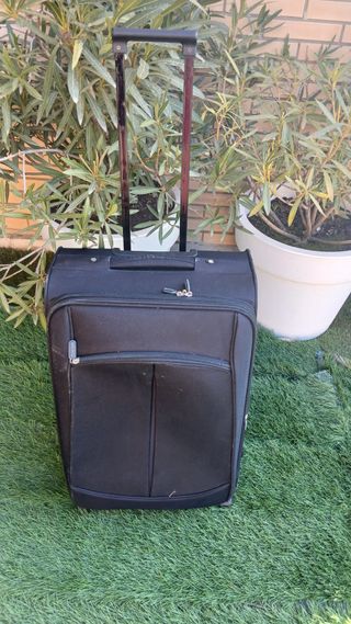 Maleta mediana negra con ruedas