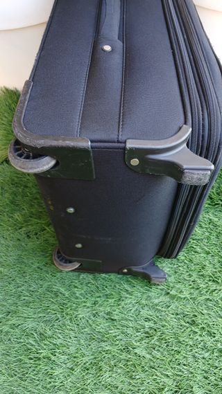 Maleta mediana negra con ruedas