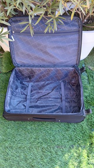 Maleta mediana negra con ruedas